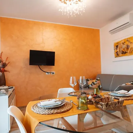 San Giusto Elegante Bilocale Con Balcone E Vista 아파트 *