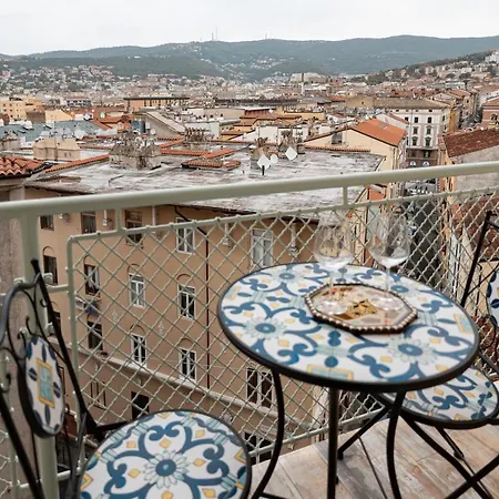 San Giusto Elegante Bilocale Con Balcone E Vista