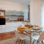 San Giusto Elegante Bilocale Con Balcone E Vista ترييستي