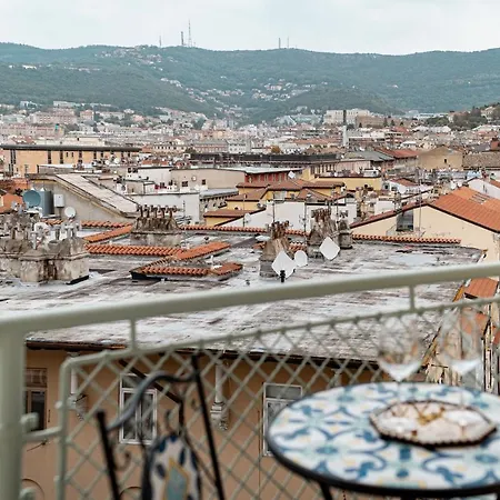San Giusto Elegante Bilocale Con Balcone E Vista * Trieste