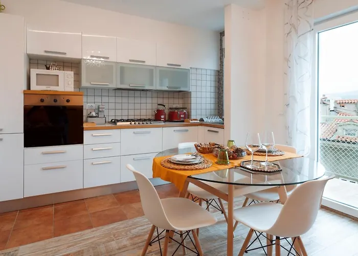 San Giusto Elegante Bilocale Con Balcone E Vista Trieste